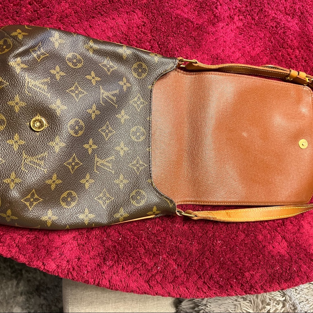 Small Shoulder Signature Louis Vuitton